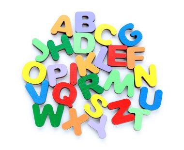 Beyaz arka planda renkli harfler. Alfabe konsepti