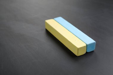 Tahtadaki mavi ve sarı tebeşirler, yakın plan.