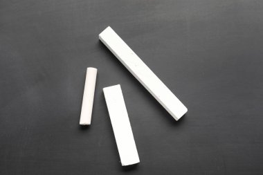 Tahtadaki beyaz tebeşir parçaları