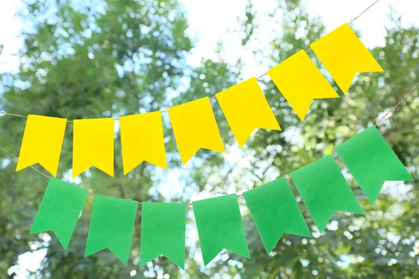 Bandeiras Festivas Coloridas Bunting Parque Verde — Fotografia de Stock