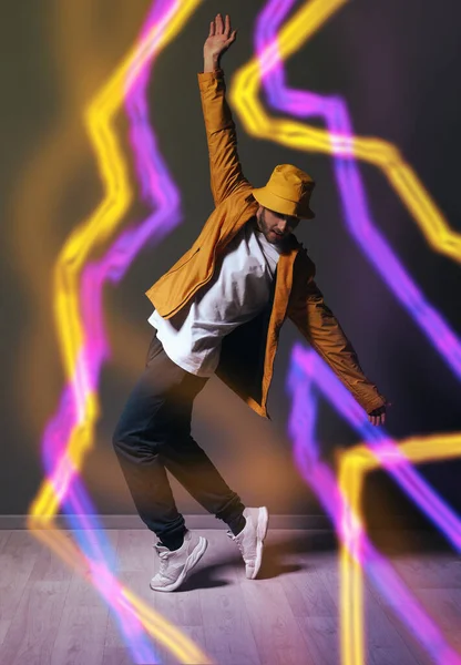 一个英俊的男人在演播室跳嘻哈舞 — 图库照片
