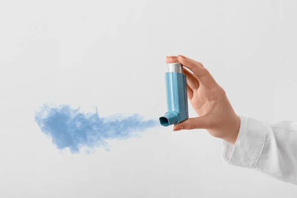 Mano Femenina Con Inhalador Sobre Fondo Claro — Foto de Stock