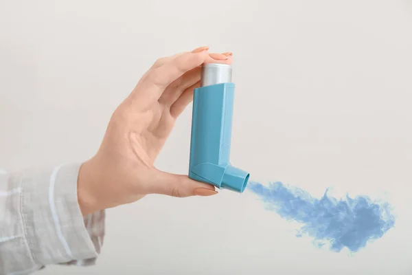 Mano Femenina Con Inhalador Sobre Fondo Claro — Foto de Stock