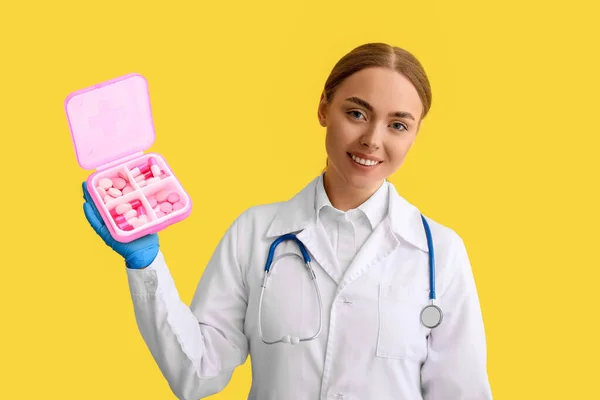 Médico Fêmea Segurando Recipiente Com Pílulas Fundo Amarelo — Fotografia de Stock