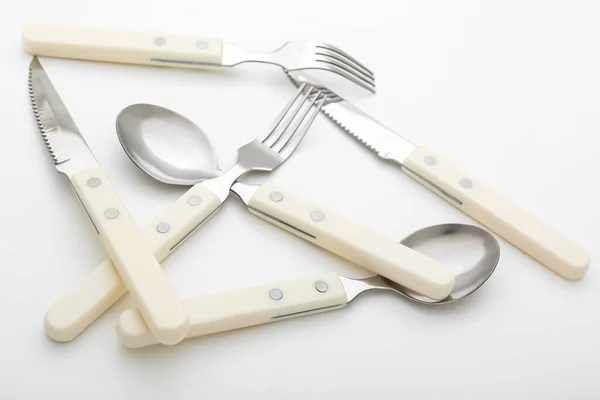 Beyaz Arka Planda Plastik Saplı Paslanmaz Çelik Çatal Bıçak Seti — Stok fotoğraf