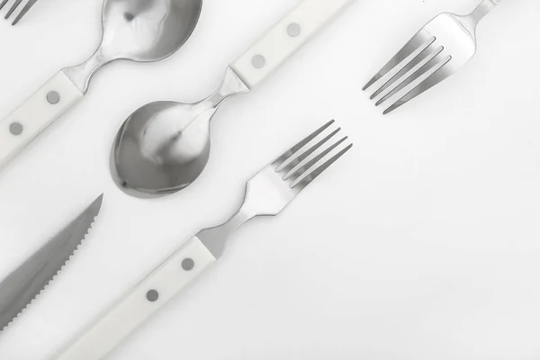 Beyaz Arka Planda Plastik Saplı Paslanmaz Çelik Çatal Bıçak Seti — Stok fotoğraf