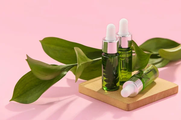 Bottles Natural Serum Plant Leaves Pink Background — Stock Photo, Image