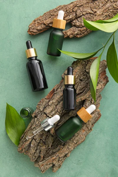 Bottles Natural Serum Tree Barks Plant Leaves Green Background — Stock Photo, Image