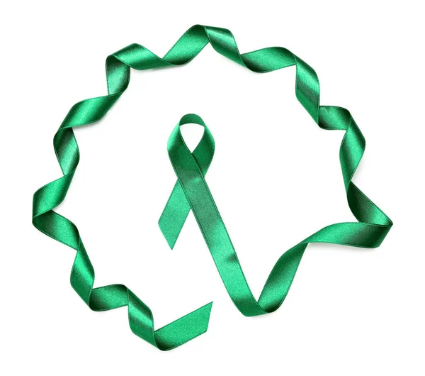 緑色のリボンは白で孤立 肝臓がんの概念 — ストック写真