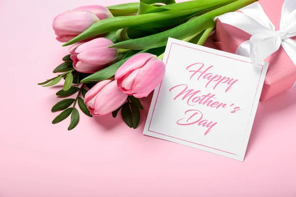 Kaart Met Tekst Happy Mother Day Tulpen Geschenkdoos Roze Achtergrond — Stockfoto