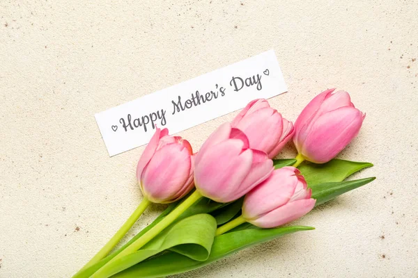 Papier Met Tekst Happy Mother Day Roze Tulpen Lichte Ondergrond — Stockfoto