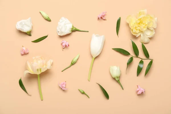 Diferentes Hermosas Flores Dispersas Sobre Fondo Beige — Foto de Stock