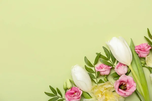 Mooie Bloemen Met Bladeren Groene Achtergrond — Stockfoto