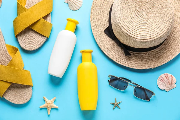 Bottles Sunscreen Beach Accessories Blue Background — Stock Photo, Image