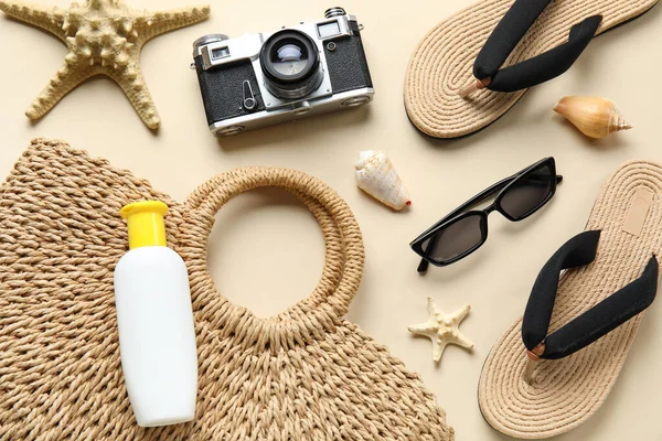 Zonnebrandcrème Met Fotocamera Strandaccessoires Beige Achtergrond — Stockfoto