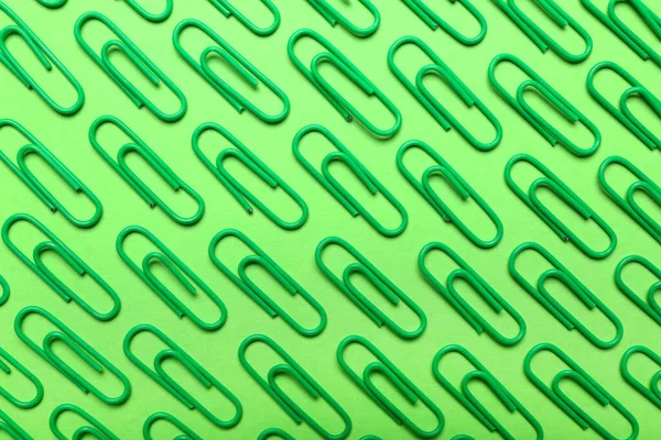 Green Paper Clips Color Background — Stock Photo, Image