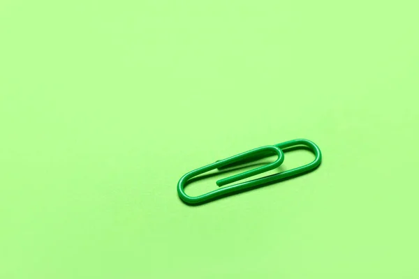 Green Paper Clip Color Background — Stock Photo, Image