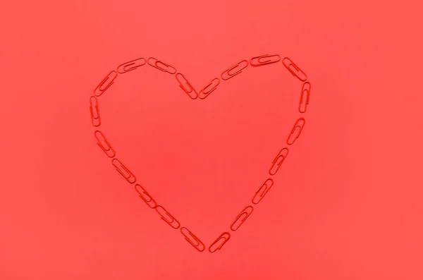 Coração Feito Clipes Papel Sobre Fundo Vermelho — Fotografia de Stock