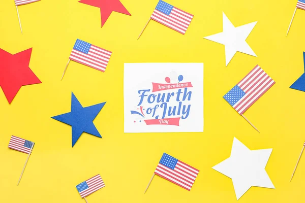 Üdvözlőlap Függetlenség Napjára Amerikai Zászlókkal Csillagokkal Sárga Alapon — Stock Fotó