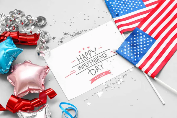 Üdvözlőlap Szöveggel Happy Independence Day Léggömbök Konfetti Usa Zászlók Szürke — Stock Fotó