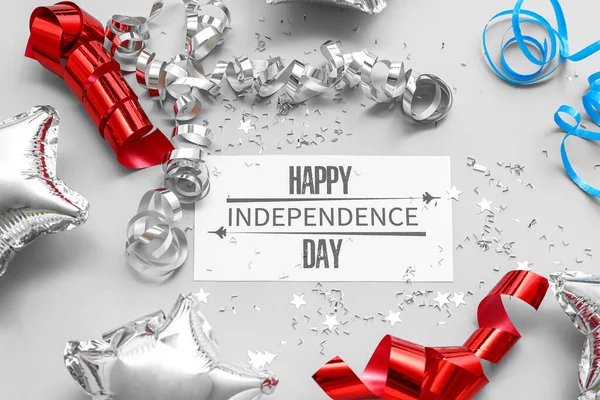 Felicitări Text Happy Independence Day Baloane Serpentine Confetti Fundal Gri — Fotografie, imagine de stoc