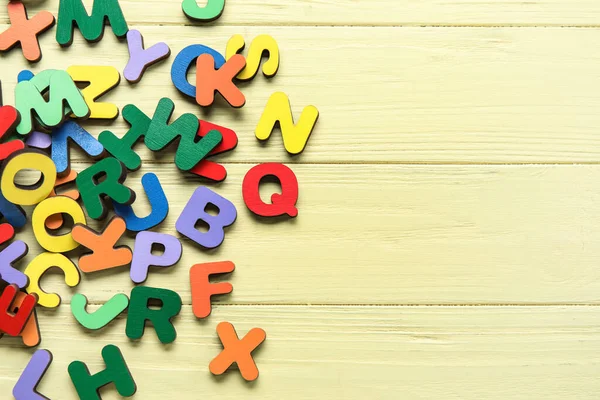 Bunte Buchstaben Auf Gelbem Holzgrund Alphabet Konzept — Stockfoto