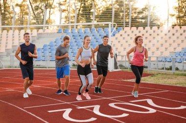 Stadyumda koşan genç sporcular. 2022 gol kavramı