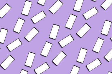 Leylak arka planında boş ekranları olan bir sürü akıllı telefon. Tasarım için desen
