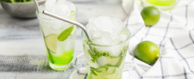 Kadeh tabloda, closeup taze mojito