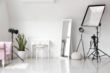 Modern ekipmanlı şık bir fotoğraf stüdyosu.