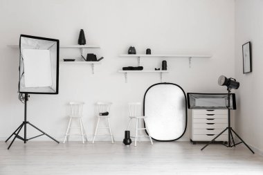 Modern fotoğraf stüdyosunda ışıklandırma ekipmanları