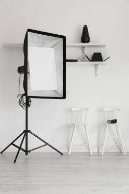 Modern fotoğraf stüdyosunda ışıklandırma ekipmanları