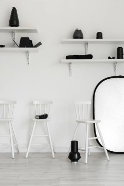 Modern fotoğraf stüdyosunda ışıklandırma ekipmanları