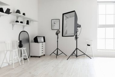 Modern fotoğraf stüdyosunda ışıklandırma ekipmanları