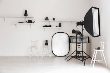 Modern fotoğraf stüdyosunda ışıklandırma ekipmanları