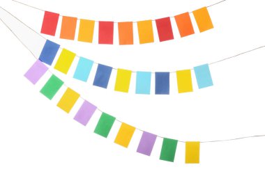 Beyaz arka planda Festa Junina için renkli bayraklar