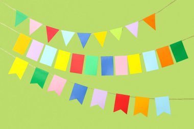 Yeşil arka planda Festa Junina için renkli bayraklar