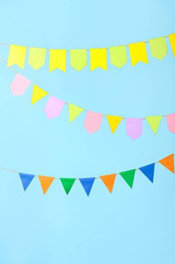 Mavi arka planda Festa Junina için renkli bayraklar