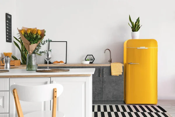Sarı Buzdolabı Olan Aydınlık Mutfağın Içi — Stok fotoğraf