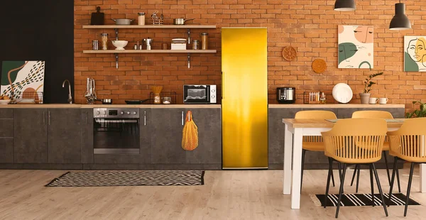 Interior Elegante Cozinha Moderna Com Frigorífico Amarelo Parede Tijolo — Fotografia de Stock