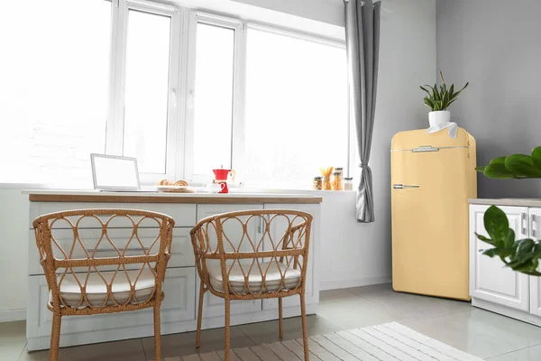 Innenraum Der Hellen Modernen Küche Mit Gelbem Kühlschrank Der Nähe — Stockfoto