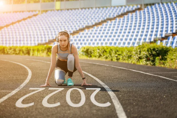 Sporty Young Woman Crouch Start Position Figure 2022 Running Track — Stock Photo, Image