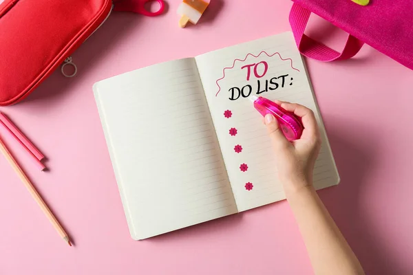 Kinderhand Notebook Met Blanco Lijst Roze Achtergrond — Stockfoto