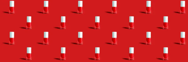 Viele Flaschen Nagellack Auf Rotem Hintergrund Muster Für Die Gestaltung — Stockfoto