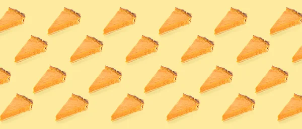 黄色の背景においしいカボチャのパイの多くのスライス デザインのパターン — ストック写真