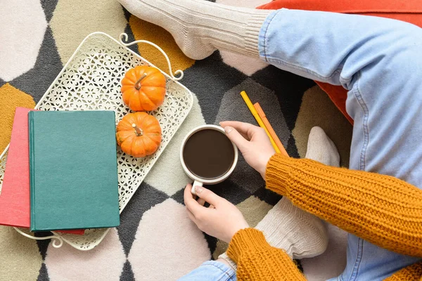 Woman Books Drinking Tasty Pumpkin Coffee Floor Room — Stock Photo, Image