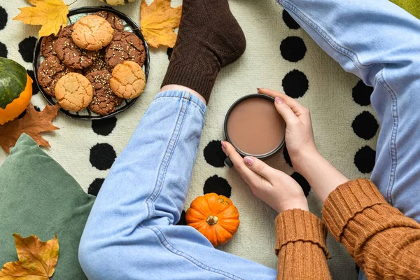 Donna Che Beve Gustoso Caffè Alla Zucca Sul Pavimento Camera — Foto Stock