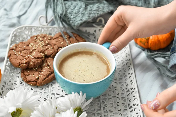 Donna Che Beve Gustoso Caffè Alla Zucca Sul Letto — Foto Stock