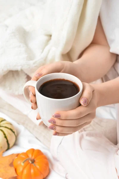 Vrouw Drinkt Smakelijke Pompoen Koffie Bed — Stockfoto