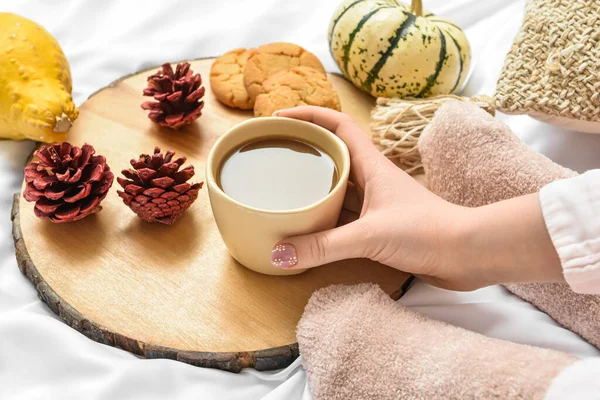 Egy Finom Sütőtök Kávét Iszik Ágyon — Stock Fotó